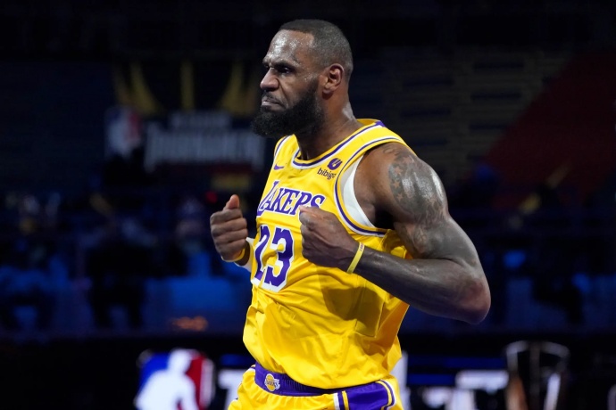 詹姆斯建议年轻球员打磨技术：基础决定上限，努力铸就未来