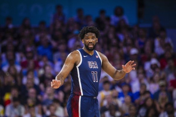 恩比德减重归来！76人核心训练场亮相体型明显变瘦，季后赛征程现曙光